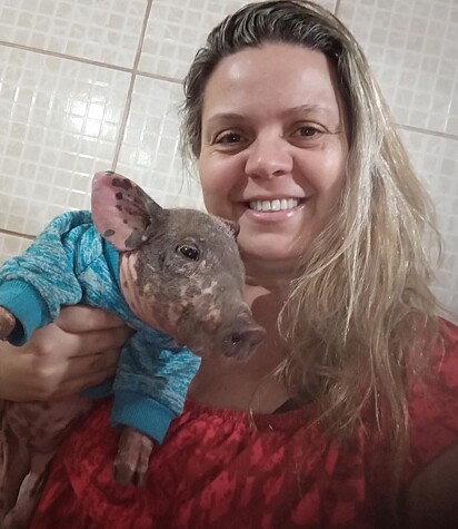 Fernanda also has a pig as a pet.