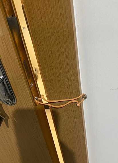 To make the makeshift work, Lucas used two screws and a rubber band.