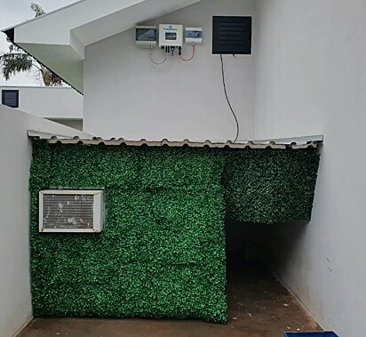 In addition to the AC, Bruna also lined the doghouse with artificial grass.