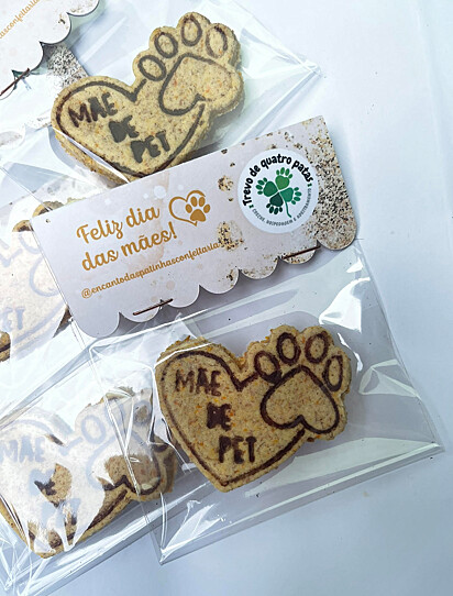 Pet cookies as party favors for your pet’s birthday party. Written Happy Mothers Day! Pet mom