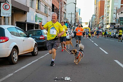 Bob running next to Ivo. 
