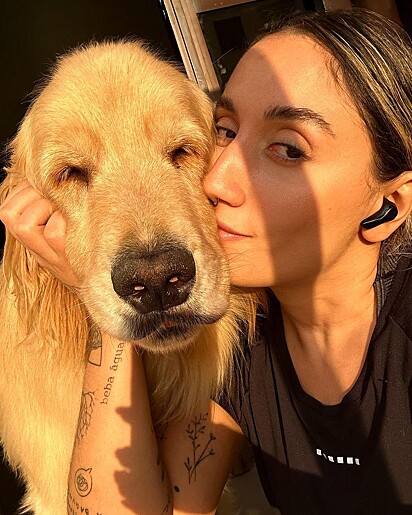 Luke next to his owner, Tainah.